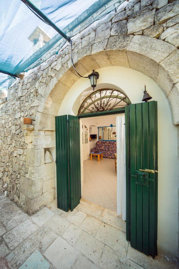 Trulli Girasoli E Viole Cocolicchio Bagian luar foto