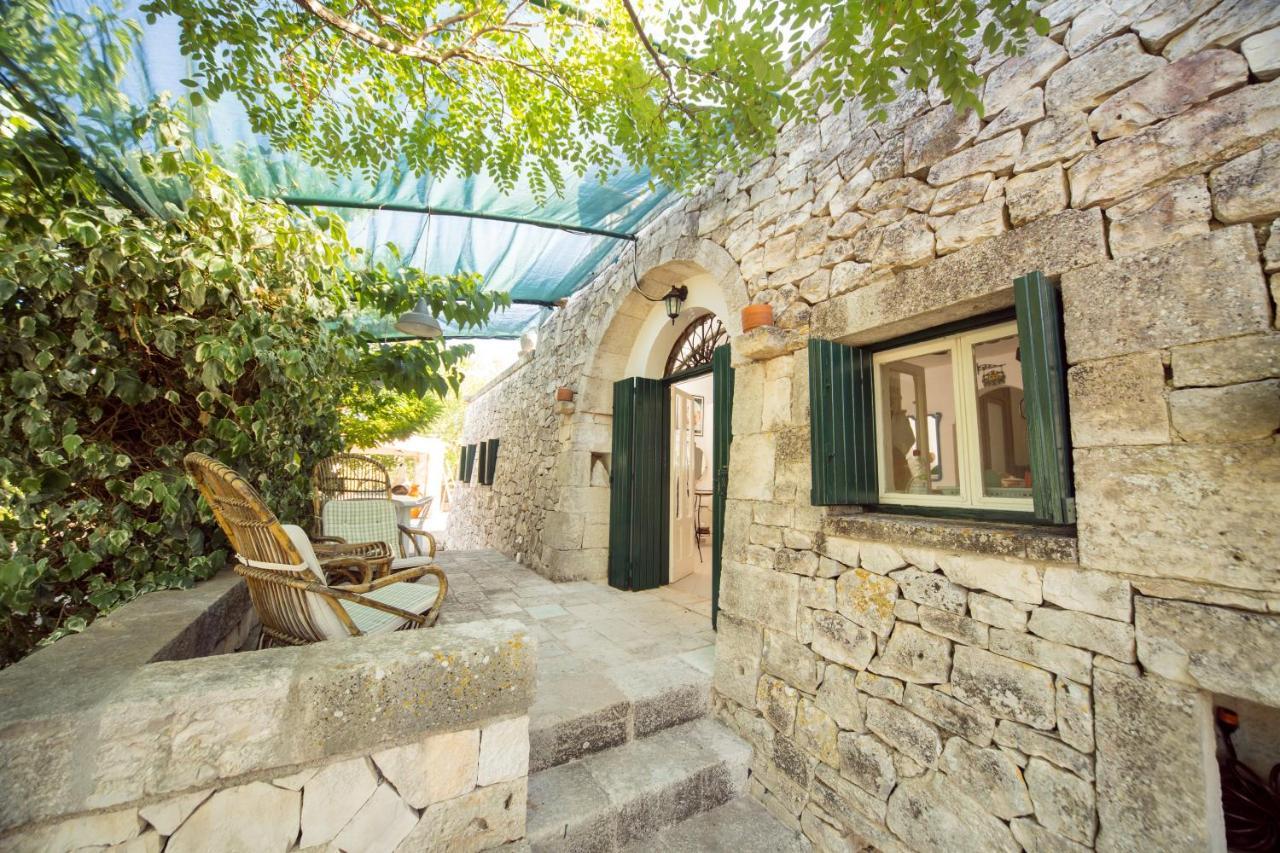 Trulli Girasoli E Viole Cocolicchio Bagian luar foto